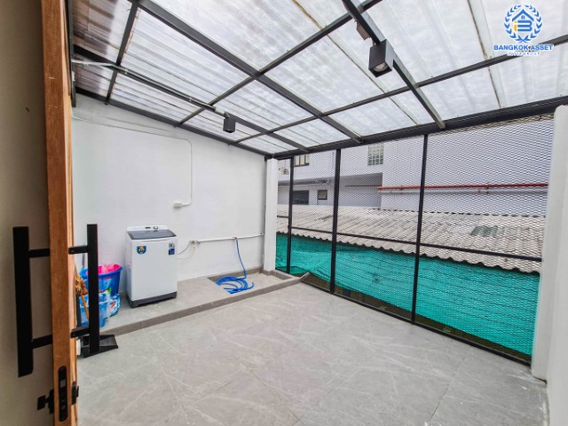 *****ทาวน์เฮ้าส์มือสองที่คุ้มที่สุด! ม.พิบูลย์ บางซื่อ เนื้อที่ 20 ตร.ว. ฟังก์ชัน 4 ห้องนอน 3 ห้องน้ำ สภาพสวย เดินระบบน้ำ-ไฟใหม่ พร้อมเฟอร์นิเจอร์! ทำเลดีใกล้เมือง! เชื่อมต่อรถไฟฟ้าสายสีม่วง "สถานีแยกติวานนท์" เข้า-ออกได้หลายทางทั้ง ถนนพิบูลย์สงคราม, ถนนวงศ์สว่าง และจุดขึ้นทางด่วน "ศรีรัช-วงแหวนรอบนอก"